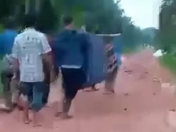 Viral Warga Tandu Jenazah Pakai Sarung Gegara Jalan Rusak di Dumai Riau