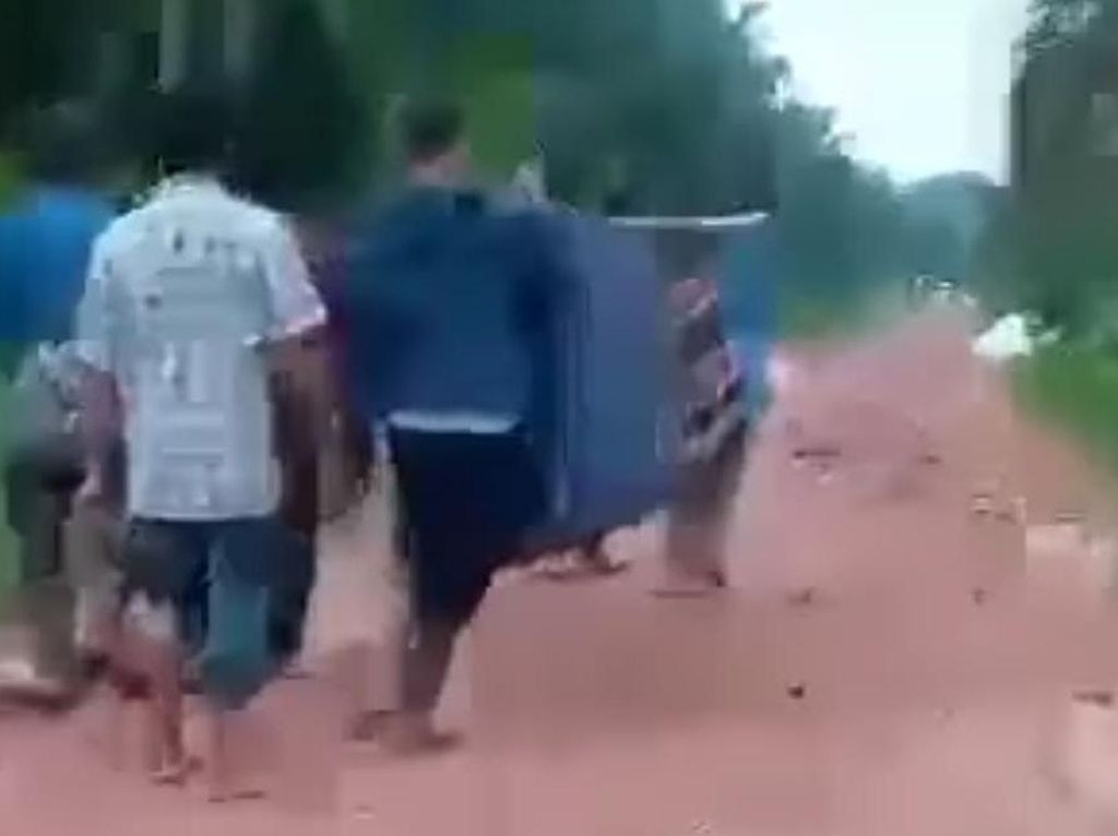 Viral Warga Tandu Jenazah Pakai Sarung Gegara Jalan Rusak di Dumai Riau Viral Warga Tandu Jenazah Pakai Sarung Gegara Jalan Rusak di Dumai Riau