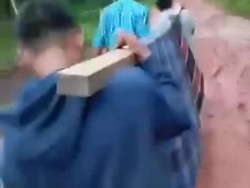 Warga Polman Tandu Jenazah 10 Km-Seberangi Sungai karena Jalan Rusak