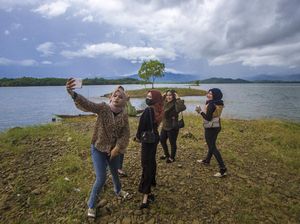 Indahnya Lansekap Pegunungan dan Waduk di Bukit Batu