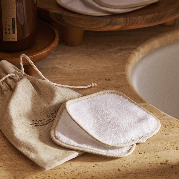 zara.com Kapas reusable dengan tekstur berpori yang mampu mengankat kotoran tanpa mengiritasi kulit.