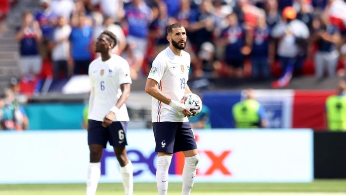 BUDAPEST, HUNGARY - JUNE 19: Karim Benzema of France looks dejected after Hungarys first goal scored by Attila Fiola (Not pictured) during the UEFA Euro 2020 Championship Group F match between Hungary and France at Puskas Arena on June 19, 2021 in Budapest, Hungary. (Photo by Alex Pantling/Getty Images)