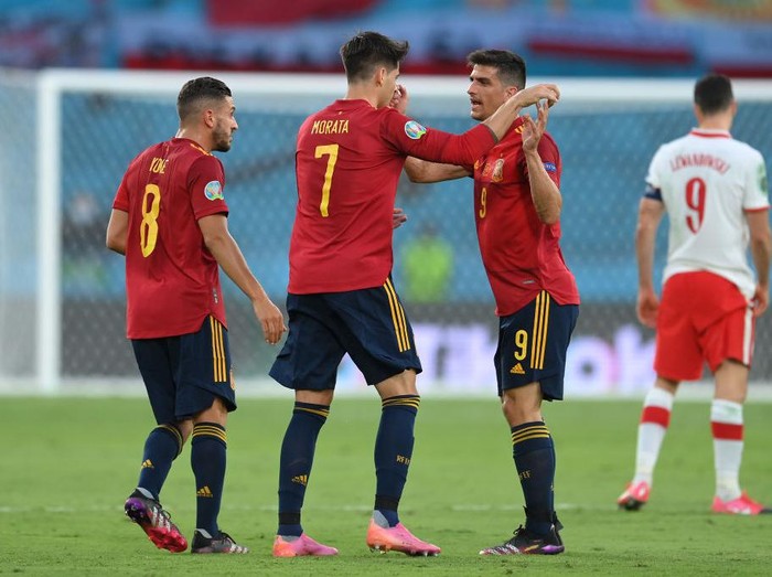 SEVILLE, SPAIN - JUNE 19: Alvaro Morata of Spain celebrates with Koke and Gerard Moreno after scoring their sides first goal during the UEFA Euro 2020 Championship Group E match between Spain and Poland at Estadio La Cartuja on June 19, 2021 in Seville, Spain. (Photo by David Ramos/Getty Images)