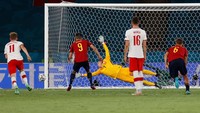 Ada momen Gerard Moreno yang gagal dalam eksekusi penalti. (Foto: Getty Images/Julio Munoz - Pool)