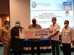 Andre Rosiade Serahkan Ambulans untuk RSUP M Djamil Padang