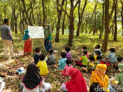 Saat Anak-anak Desa Probolinggo Diajak Belajar di Alam Bebas Saat Pandemi