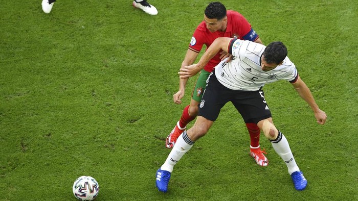 Cristiano Ronaldo, Mats Hummels Portugal's Cristiano Ronaldo, top, fights for the ball with Germany's Mats Hummels during the Euro 2020 soccer championship group F match between Portugal and Germany at the football arena stadium in Munich, Saturday, June 19, 2021. (Matthias Hangst/Pool Photo via AP)