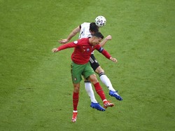 Ronaldo Vs Hummels pun beberapa kali hadir dalam laga Portugal Vs Jerman. (Foto: AP/Matthias Hangst)