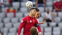 Di laga ini Ronaldo sukses bikin gol buat Portugal. Tapi Hummels berhak tersenyum lebih lebar di akhir laga karena Jerman menang 4-2. (Foto: AP/Matthias Schrader)