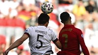 Yang ini momen duel udara Ronaldo vs Mats Hummels. (Foto: AP/Philipp Guelland)
