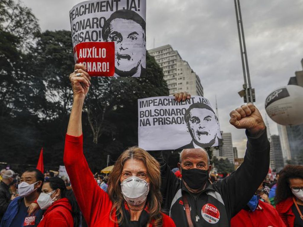 Presiden Brasil Digeruduk Massa Usai Angka Kematian COVID-19 Capai 500 Ribu Presiden Brasil Digeruduk Massa Usai Angka Kematian COVID-19 Capai 500 Ribu