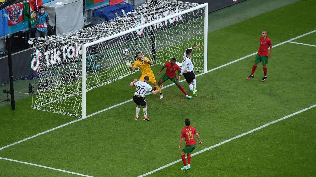 Robin Gosens mencetak gol keempat untuk Jerman di laga melawan Portugal. (Foto: Getty Images/Matthias Hangst)