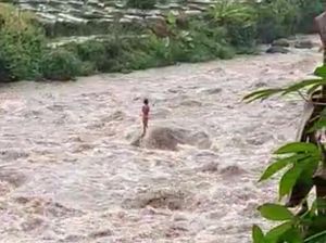 Dramatis! Evakuasi Warga 1 Jam Terjebak Bah di Tengah Sungai Serayu