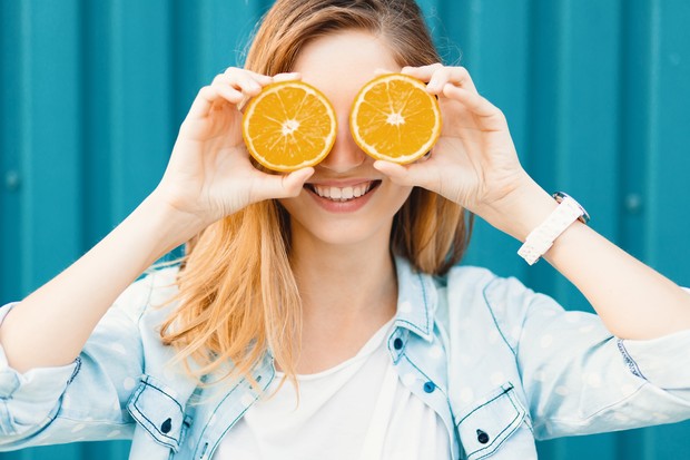Vitamin C, niacinamide, dan alpha arbutin sebagai alternatif retinol untuk mengatasi hiperpigmentasi.
