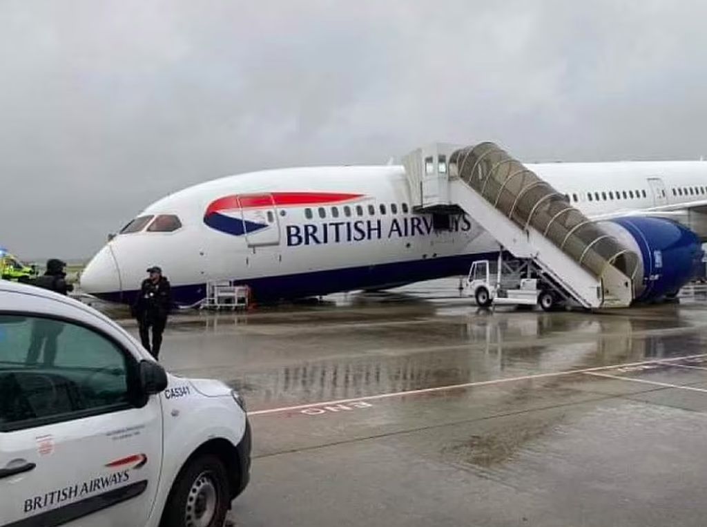 Hidung Pesawat British Airways Kolaps di Bandara