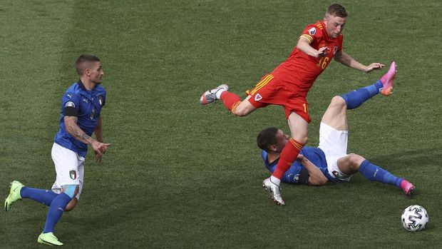 Wales' Joe Morrell, center, Italy's Andrea Belotti, bottom and Italy's Marco Verratti, left, challenge for the ball during the Euro 2020 soccer championship group A match between Italy and Wales at then Stadio Olimpico stadium in Rome, Sunday, June 20, 2021. (Ryan Pierse/Pool via AP)