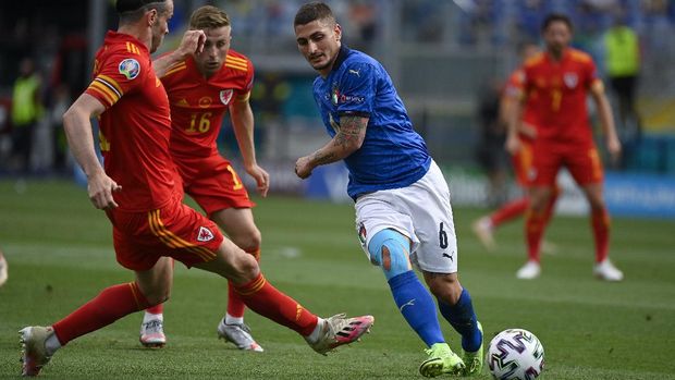 Italy's Marco Verratti gets the ball past Wales' Gareth Bale during the Euro 2020 soccer championship group A match between Italy and Wales, at the Rome Olympic stadium, Sunday, June 20, 2021. (Riccardo Antimiani, Pool via AP)