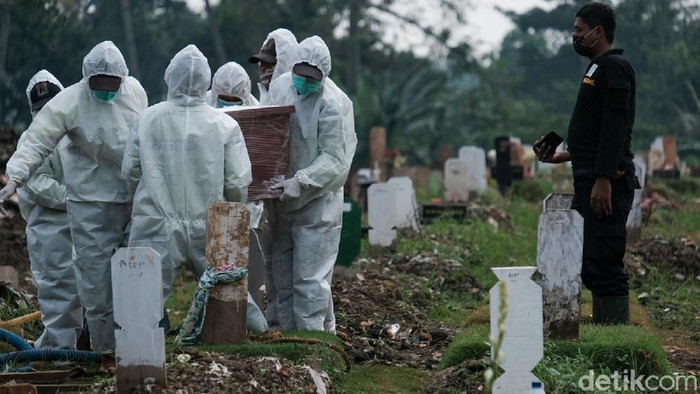Pemprov DKI Jakarta ungkap adanya lonjakan pemakaman dengan protap COVID-19 dalam sepekan terakhir. Hal itu terjadi usai meningkatnya kasus corona di Ibu Kota.