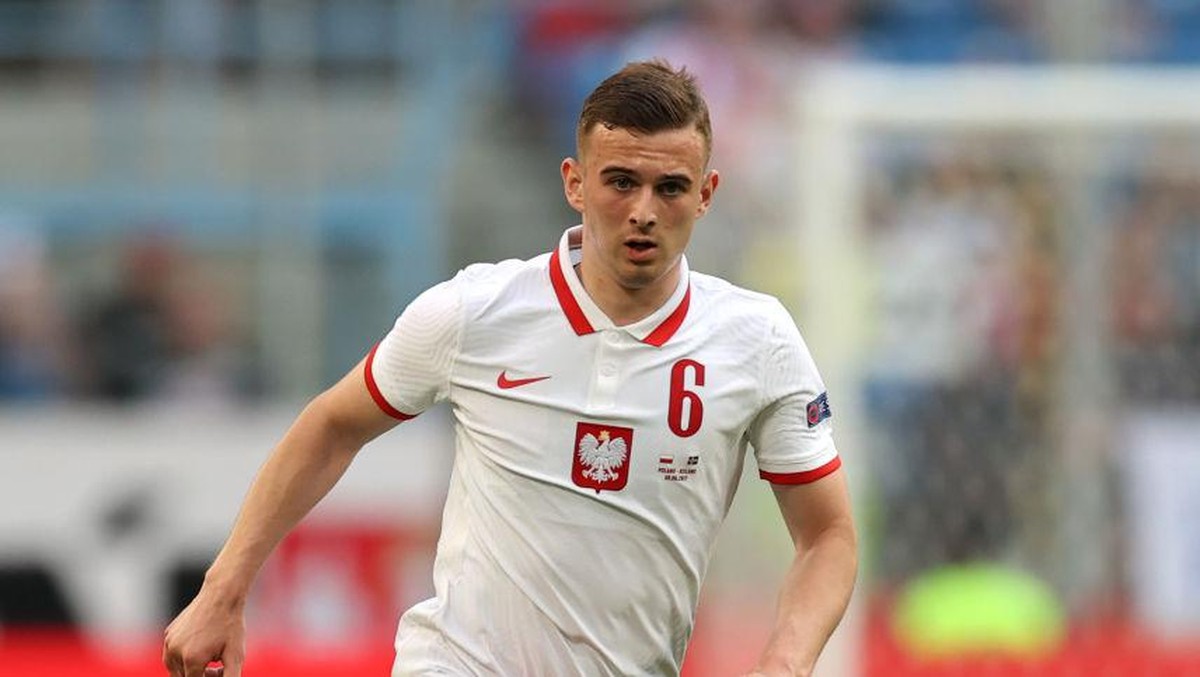 Kacper Kozlowski kini jadi pemain termuda yang tampil dalam laga babak utama Piala Eropa.  Foto: Getty Images/Boris Streubel