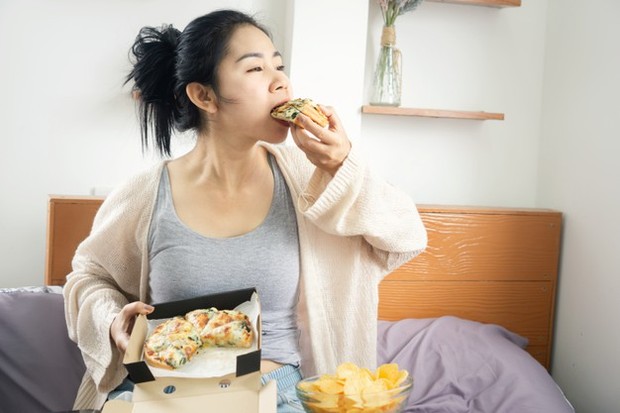 Kamu makan malam besar atau camilan larut malam/freepik.com Salah satu alasan utama mengapa kamu tidak merasa lapar saat bangun tidur adalah karena akamu makan malam atau camilan dalam jumlah besar pada malam sebelumnya.
