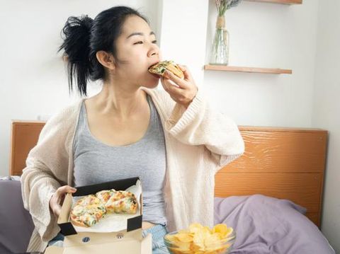 Salah satu alasan utama mengapa kamu tidak merasa lapar saat bangun tidur adalah karena akamu makan malam atau camilan dalam jumlah besar pada malam sebelumnya.