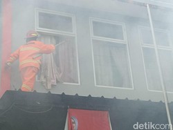 Kantor Dinas PU Pangandaran Terbakar, Petugas Berjibaku Lakukan Pemadaman