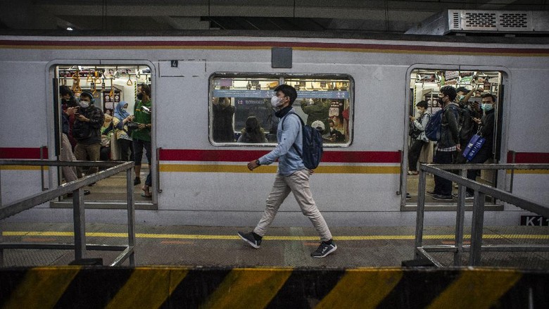 KRL Penumpang berada di dalam rangkaian kereta rel listrik (KRL) di Stasiun Manggarai, Jakarta, Kamis (6/5/2021). KAI Commuter menangkal layanan operasional perjalanan KRL Commuter Line Jabodetabek mulai tanggal 6-17 Mei 2021 dengan memindah jam operasi KRL Jabodetabek dari normalnya 04.00-22.00 WIB menjadi 04.00-20.00 WIB sementara untuk Stasiun Rangkasbitung, Citeras, Maja, dan Cikoya tidak akan melayani naik turun pengguna KRL. ANTARA FOTO/Aprillio Akbar/foc.