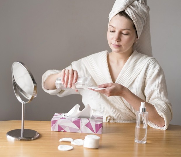 Dengan melakukan eksfoliasi setidaknya dua kali seminggu, itu akan melarutkan sel-sel kulit mati yang menghalangi aliran bebas sebum pada kulit kamu.