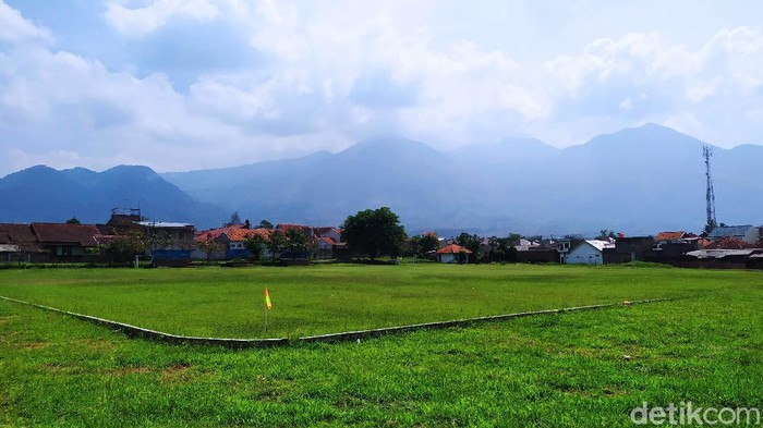 Lapangan sepakbola Rancabango. Lapangan bola tersebut terletak di Jalan Rancabango, Desa Cimanganten, Kecamatan Tarogong Kaler. Tepatnya di samping kantor Polsek Tarogong Kaler yang berada di sebelah timur.