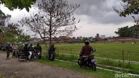 Usai main bola di lapangan ini, tak sedikit yang ingin sekalian berendam air panas. Lokasinya memang dekat wisata kolam renang pemandian air panas Cipanas (Foto: dok. detikcom/Hakim Ghani)