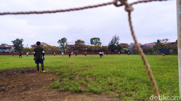Lapangan sepakbola Rancabango. Lapangan bola tersebut terletak di Jalan Rancabango, Desa Cimanganten, Kecamatan Tarogong Kaler. Tepatnya di samping kantor Polsek Tarogong Kaler yang berada di sebelah timur.