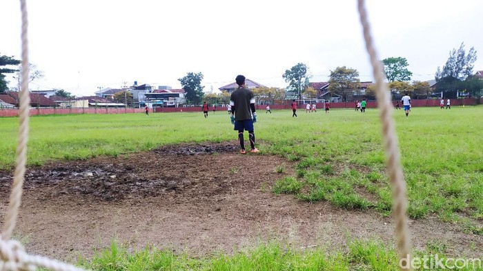 Lapangan Bola Desa, Rancabango Lapangan sepakbola Rancabango. Lapangan bola tersebut terletak di Jalan Rancabango, Desa Cimanganten, Kecamatan Tarogong Kaler. Tepatnya di samping kantor Polsek Tarogong Kaler yang berada di sebelah timur.