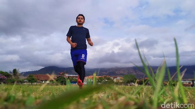 Lapangan sepakbola Rancabango. Lapangan bola tersebut terletak di Jalan Rancabango, Desa Cimanganten, Kecamatan Tarogong Kaler. Tepatnya di samping kantor Polsek Tarogong Kaler yang berada di sebelah timur.