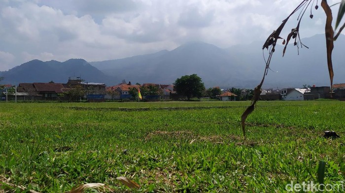 Lapangan Bola Desa, Rancabango Lapangan sepakbola Rancabango. Lapangan bola tersebut terletak di Jalan Rancabango, Desa Cimanganten, Kecamatan Tarogong Kaler. Tepatnya di samping kantor Polsek Tarogong Kaler yang berada di sebelah timur.