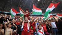 Penampakan sejumlah pendukung Hungaria saat menonton pertandingan Hungaria vs Prancis. Getty Images/Alex Pantling.  