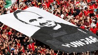 Selain itu, hanya orang-orang yang telah divaksin yang diperbolehkan datang ke stadion. Para fans Hungaria diberi gelang khusus yang dapat diambil dengan menunjukkan kartu vaksinasi nasional. Getty Images/Laszlo Balogh - Pool.