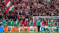 Protokol kesehatan yang sangat ketat, plus bukti sudah vaksinasi kepada seluruh penonton, membuat Hungaria tercatat sebagai satu-satunya tuan rumah yang bisa menggelar Piala Eropa 2020 dengan kehadiran fans 100 persen. Getty Images/Darko Bandic - Pool