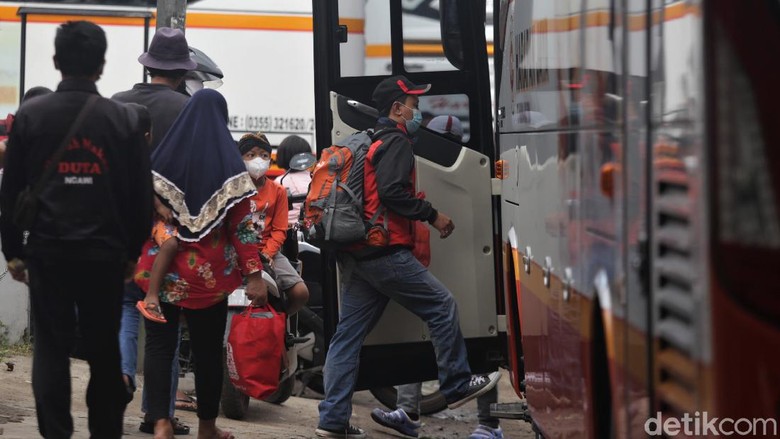 Masih Ada Warga yang Mudik di Tengah Meningkatnya Kasus COVID-19 Sejumlah tempat di RI makin waspada usai melonjaknya problem COVID-19 pascalebaran. Meski begitu, masih ada warga yang nekat melakukan perjalanan ke luar kota.