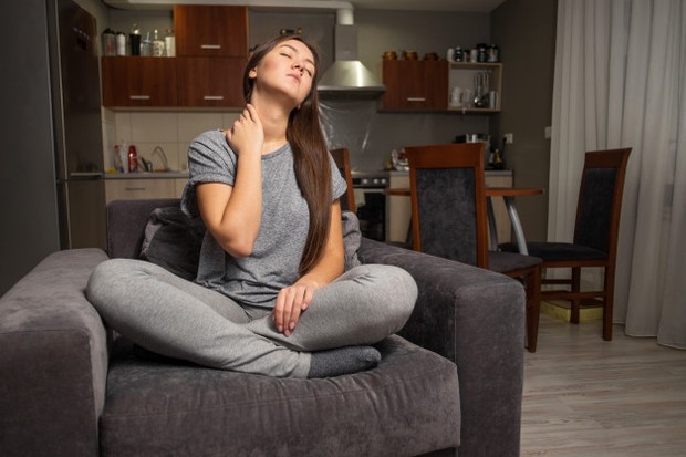 Ketika kamu membungkuk, paru-paru kamu tidak selalu memiliki ruang untuk mengembang sepenuhnya namun ketika kamu duduk tegak maka resevoir itu bisa terisi.