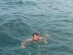 Kapal TNI AL Selamatkan Bocah Terombang-ambing di Tengah Laut