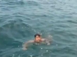 Kapal TNI AL Selamatkan Bocah Terombang-ambing di Tengah Laut Kapal TNI AL Selamatkan Bocah Terombang-ambing di Tengah Laut