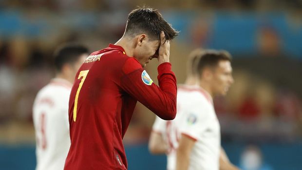 Morata SEVILLE, SPAIN - JUNE 19: Alvaro Morata of Spain looks dejected during the UEFA Euro 2020 Championship Group E match between Spain and Poland at Estadio La Cartuja on June 19, 2021 in Seville, Spain. (Photo by Marcelo Del Pozo - Pool/Getty Images)