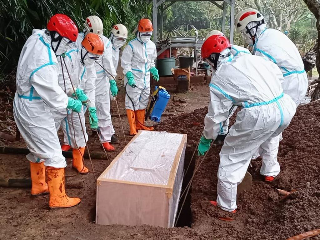 Kasus COVID-19 Melonjak, Pemakaman di Kota Malang Terapkan Prokes