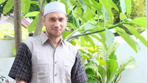 Aktor Gary Iskak terbaring di rumah sakit dan divonis mengidap kanker hati. Yuk kita lihat penampilannya sebelum idap kanker hati!