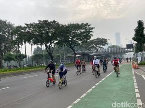 Banyak Sepeda Keluar Jalur Khusus di Jalan Sudirman-Thamrin Pagi Ini Banyak Sepeda Keluar Jalur Khusus di Jalan Sudirman-Thamrin Pagi Ini