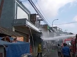 Ruko di Sukabumi Hangus Terbakar, Petugas Semprotkan Water Canon