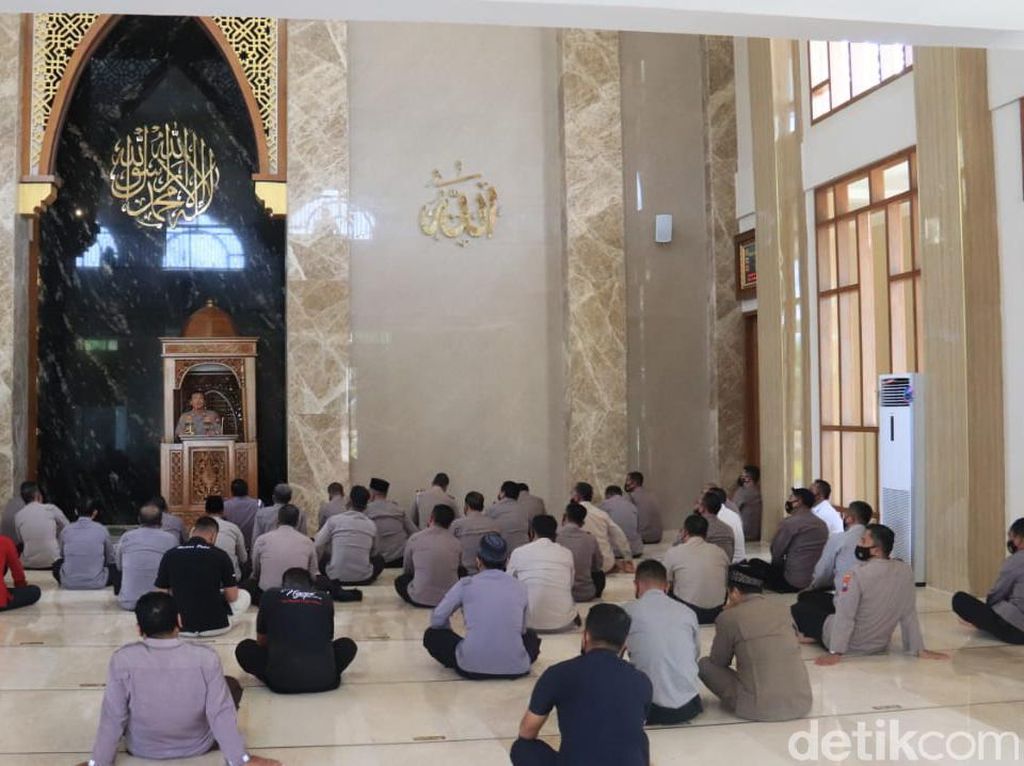 Polisi di Tuban Diajak Ngaji Kitab Kuning Usai Salat Polisi di Tuban Diajak Ngaji Kitab Kuning Usai Salat