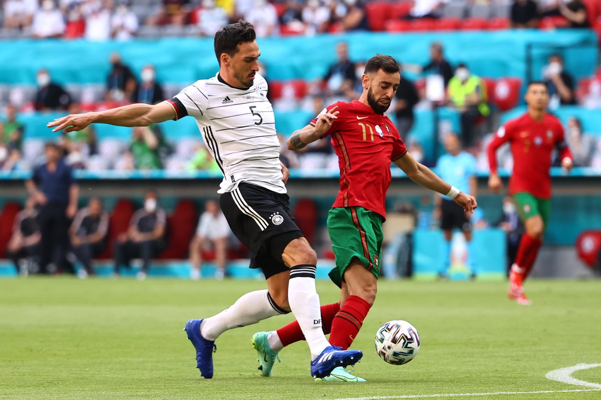 Bruno Fernandes dikritik saat Portugal digasak Jerman 2-4 di Euro 2020. (Foto: Getty Images/Kai Pfaffenbach - Pool)