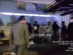 Corona Menggila, Masih Banyak yang Ramai Nongkrong Tengah Malam di Jakarta