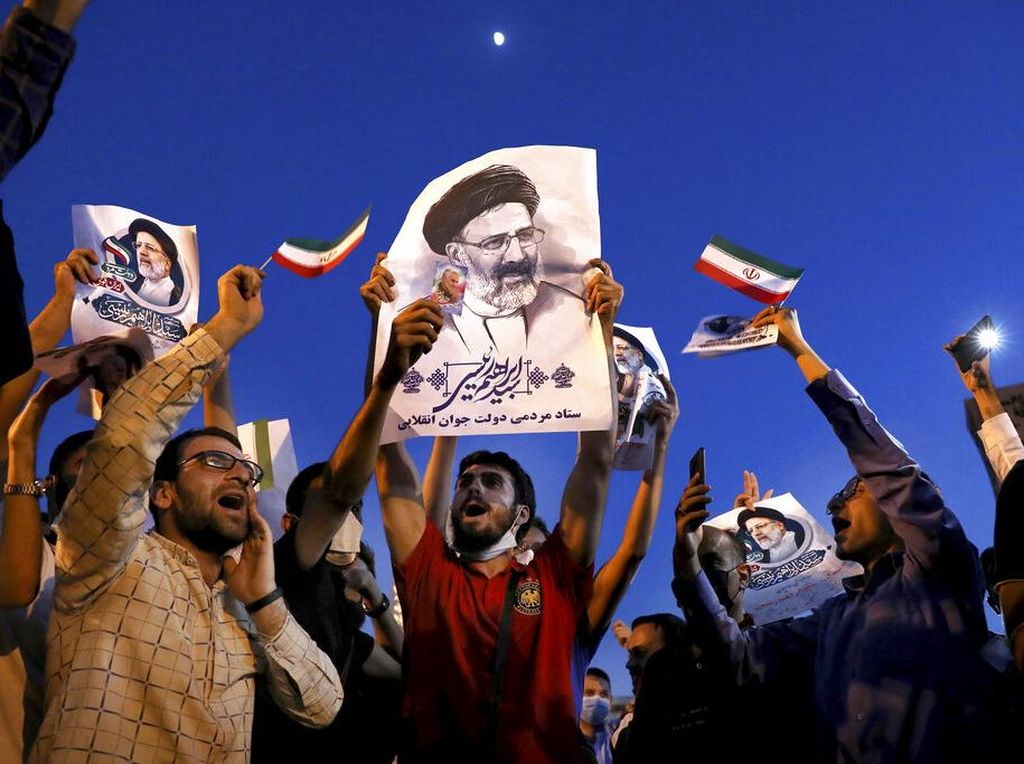 Sorak Sorai Warga Iran Rayakan Kemenangan Ebrahim Raisi Sorak Sorai Warga Iran Rayakan Kemenangan Ebrahim Raisi